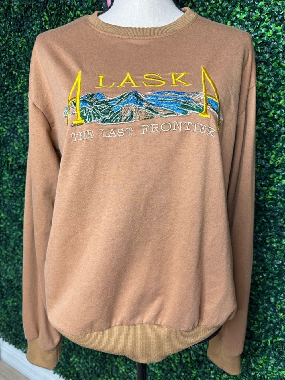 Alaska Embroidered Sweatshirt L Brown Neutral Cozy Crewneck “The Last Frontier”